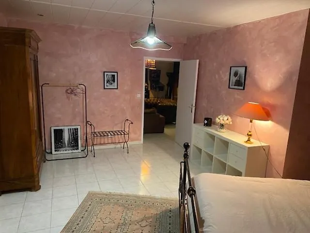 Du Cirque Holiday home