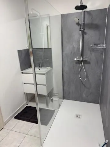 Du Cirque Holiday home